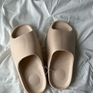 BUNDLE OF 2, Squishy Slides, Size 44-45, Cream and Black Men’s White Camo Men main image 4
